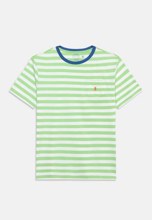 Kurzärmeliges T-Shirt mit grünen und weißen horizontalen Streifen, blauem Kragen und kleinem roten, gesticktem Logo auf der Brusttasche.