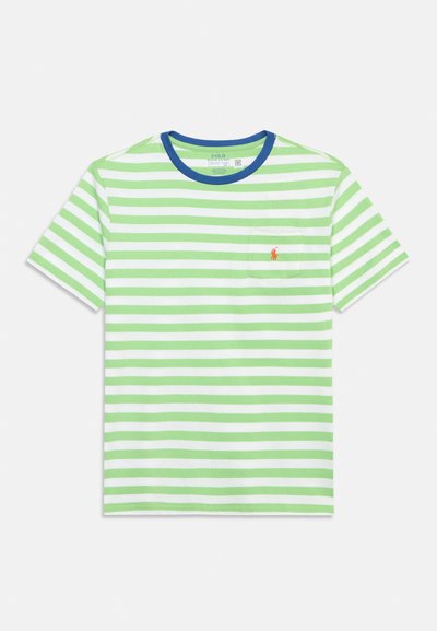 Trumparankovė marškinėliai su žaliai baltomis horizontaliomis juostelėmis, mėlyna apykakle ir mažu raudonu siuvinėtu logotipu krūtinės kišenėje.