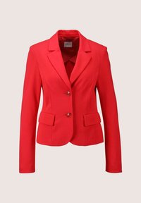 Rode damesblazer met gekartelde revers, twee voorknopen, flapzakken en lange mouwen op een effen lichte achtergrond.