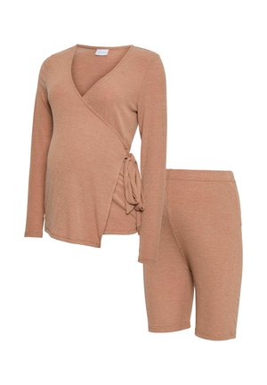 Conjunto de ropa de descanso para embarazadas en tejido acanalado de color marrón claro, que incluye una blusa envolvente de manga larga con lazo lateral y pantalones cortos a juego de longitud hasta la rodilla.