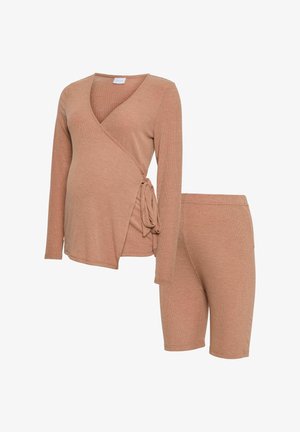 Maternitet set za opuštanje u svijetlosmešanoj rebrastoj tkanini, s dugim rukavima, omotanim vrhom sa bočnom kravatom i odgovarajućim kratkim hlačama do koljena.