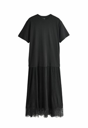 Melnas krāsas kleita ar īsām piedurknēm un plūstošu, mežģīņu apdares svārku. Izgatavota no viegla auduma ar teksturētu virsmu.