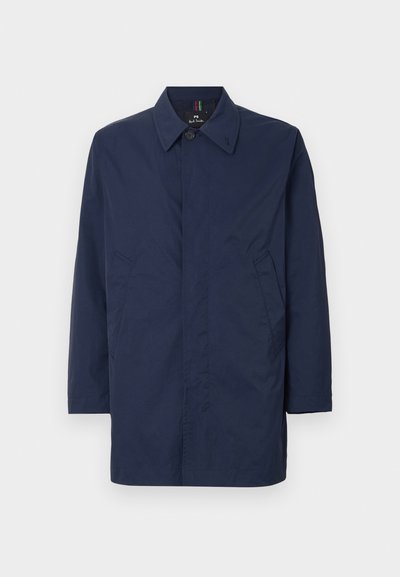 Manteau bleu marine avec un col, fermeture à boutons sur le devant et deux poches latérales. Fabriqué à partir d'un tissu lisse avec une coupe droite et des manches mi-longues.