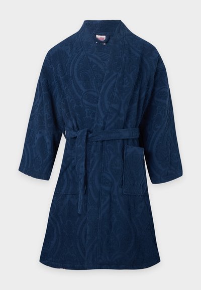 Peignoir bleu marine avec motifs floraux en relief, manches longues, ceinture à nouer à la taille et poche avant côté droit.