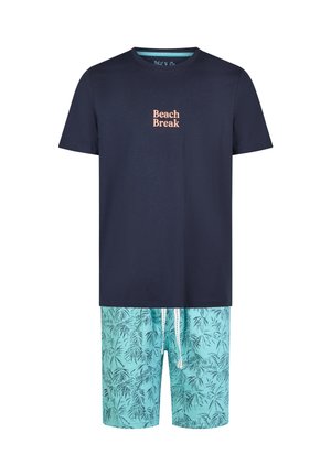 Marineblauw T-shirt met korte mouwen met "Beach Break" roze tekst, gecombineerd met lichtblauwe shorts met een donkerblauw bladmotief en witte trekkoorden.