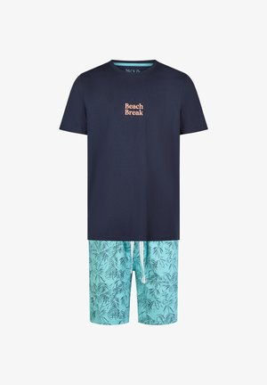 Marineblauw T-shirt met korte mouwen met "Beach Break" roze tekst, gecombineerd met lichtblauwe shorts met een donkerblauw bladmotief en witte trekkoorden.