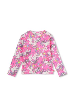 Chemise rose à manches longues couverte de licornes blanches, d’arcs-en-ciel, d’étoiles et de lettres colorées formant des mots ludiques.