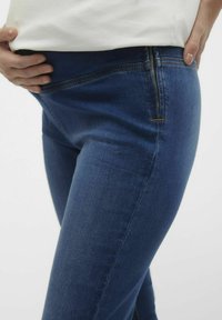 MAMALICIOUS UMSTANDS - Jeans slim fit - medium blue denim