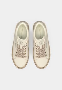 Κρέμα δερμάτινα αθλητικά παπούτσια με κορδόνια και σόλες λεοπάρ, της μάρκας "Tamaris", μέγεθος 37, προβαλλόμενα από πάνω σε λευκό φόντο.