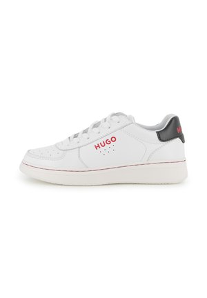 Hvid lav-sko sneaker med rød "HUGO" logo, sort hælkappe, hvide snørebånd og perforerede detaljer på siden og tåen.