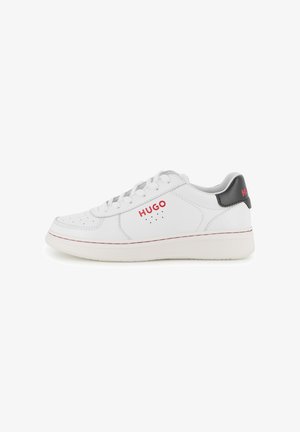 Baskets basses blanches avec logo rouge "HUGO", languette noire au talon, lacets blancs et détails perforés sur le côté et l'avant.