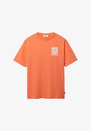 T-shirt arancione a maniche corte con scollo a girocollo, testo bianco "WAVES TO THE BAY" e piccoli motivi a conchiglia sul petto sinistro.