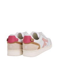 White sneakers featuring a pink heel accent, beige suede panel, and a textured design. Includes a circular logo and contrasting stitching.