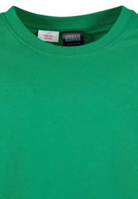 Zelené bavlnené tričko s okrúhlym výstrihom a krátkymi rukávmi. Hladká textúra. Vo vnútri sa nachádza štítok "Urban Classics" s pokynmi na údržbu.