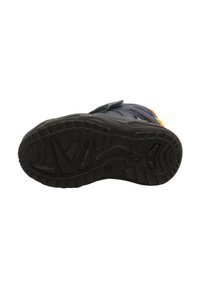 Černá podešev boty s texturovaným gumovým povrchem, který má cik-cak vzor. Obsahuje suchý zip a malý oranžový akcent na boku.