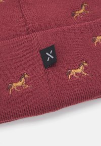 Bordeauxfarbene Strickmütze mit kleinen, goldenen, gestickten Pferden und einem schwarzen Logoetikett an der Seite. Weiche Textur, gerippte Ausführung.