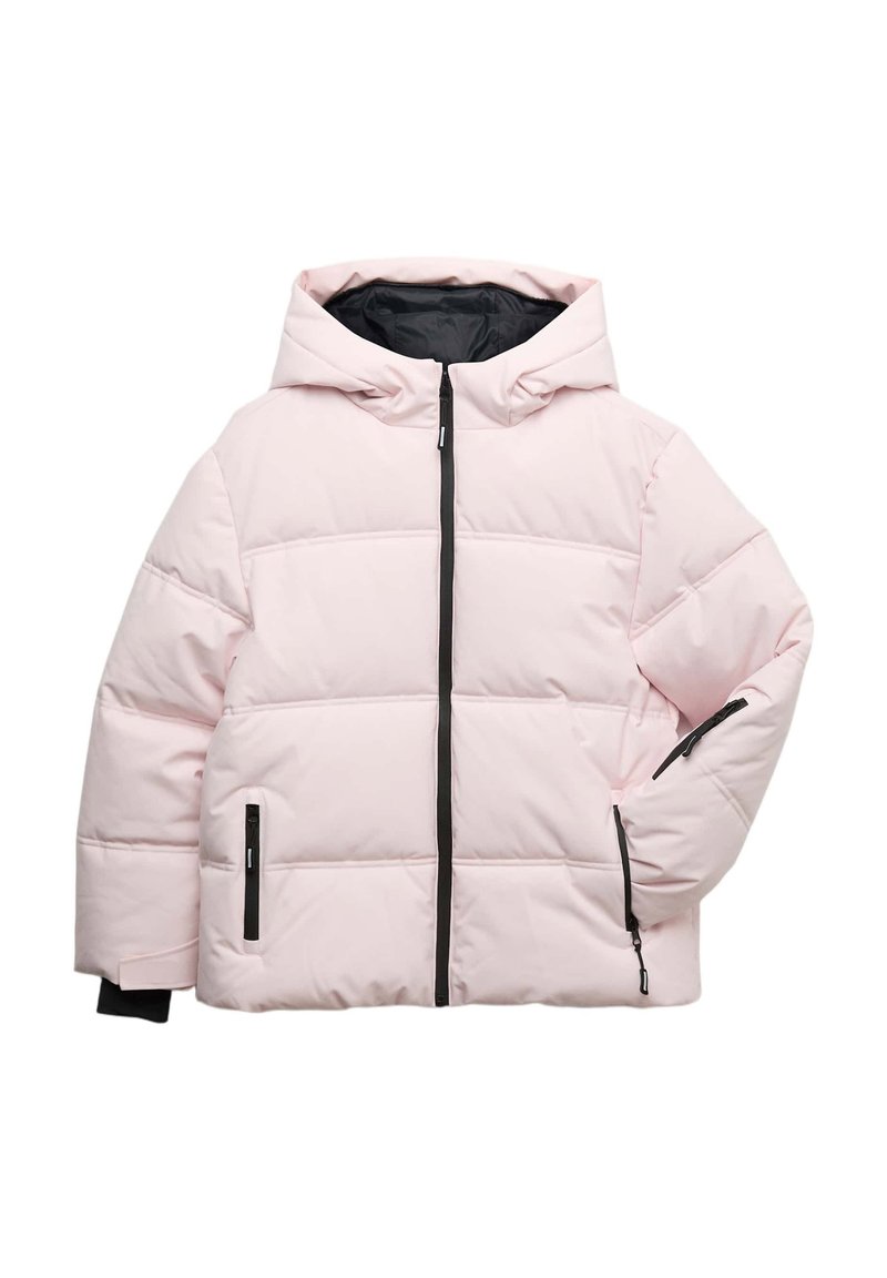 Chaqueta acolchada en rosa suave con una capucha acogedora. Cuenta con bolsillos con cremallera y detalles en cremallera negra, con un patrón acolchado para aislamiento.