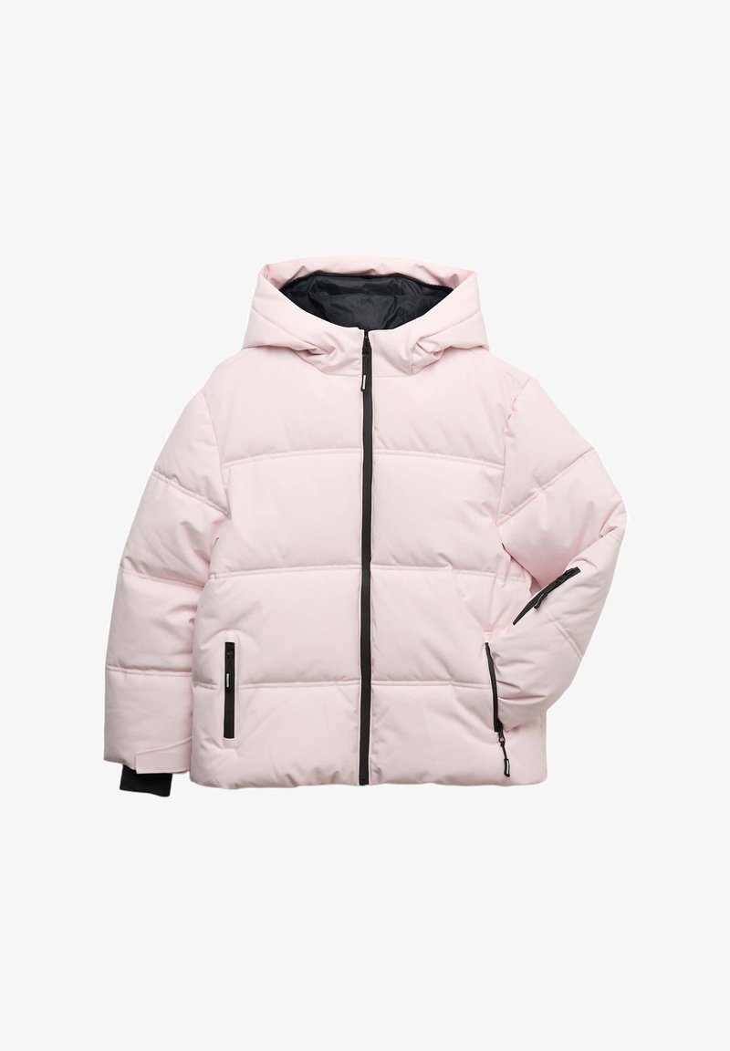 Chaqueta acolchada en rosa suave con una capucha acogedora. Cuenta con bolsillos con cremallera y detalles en cremallera negra, con un patrón acolchado para aislamiento.