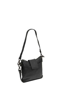 Schwarze Lederhandtasche mit rechteckiger Form, einschließlich einer vorderen Klappe, verstellbarem Tragegurt und silberfarbenen Hardware-Akzenten.