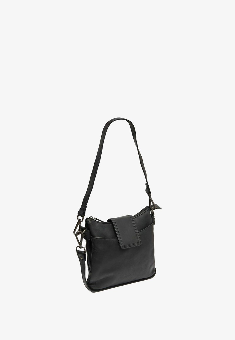 Schwarze Lederhandtasche mit rechteckiger Form, einschließlich einer vorderen Klappe, verstellbarem Tragegurt und silberfarbenen Hardware-Akzenten.