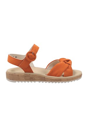 Sandalo in suede arancione con design anteriore annodato, cinturino alla caviglia regolabile con fibbia circolare e suola a piattaforma con texture di sughero.