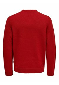 Czerwony sweter wełniany z okrągłym dekoltem, długimi rękawami i ściągaczami. Gładka tekstura i jednolity krój bez wzorów czy ozdób.