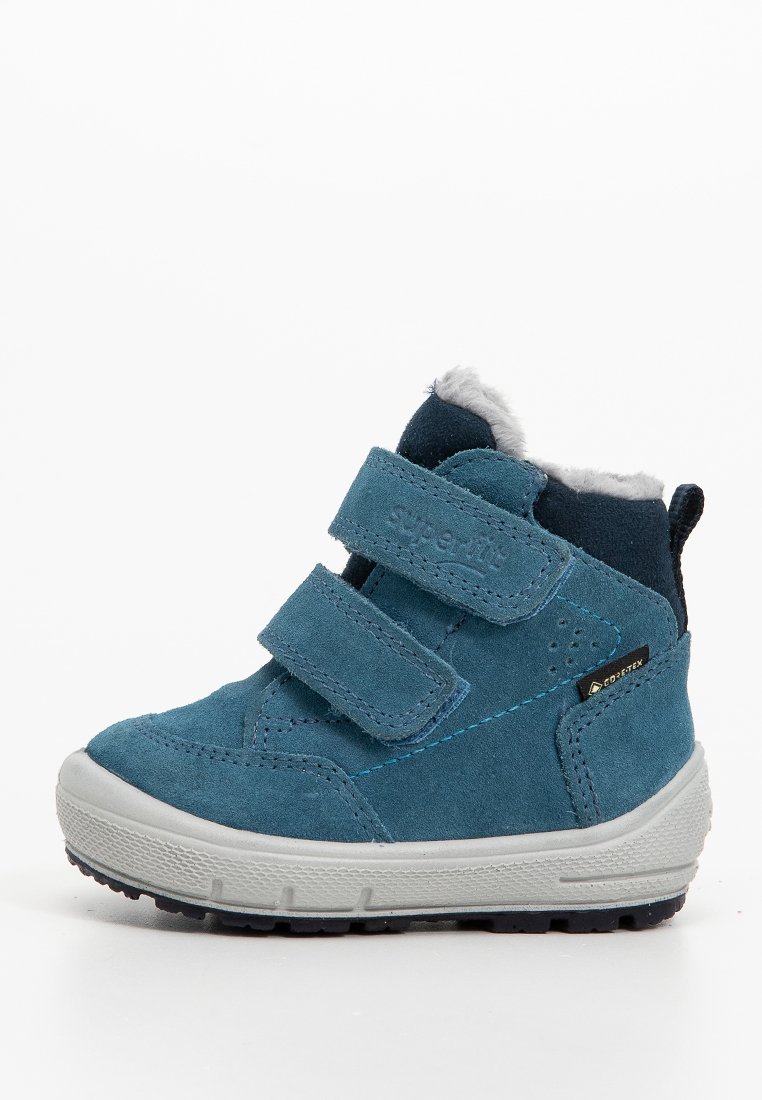 Blauer Kleinkindstiefel mit zwei Klettverschlüssen, weißer Gummisohle, Fleece-Innenfutter und Gore-Tex-Tag an der Seite.
