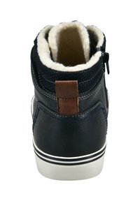 Schwarzer High-Top-Sneaker mit weißem Fleece-Futter, braunem Ziehband, strukturierten Oberflächenakzenten und weißer Gummisohle mit schwarzen Streifen, Rückansicht.