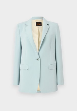 Jasnoniebieska marynarka na jeden guzik z klapowanymi klapami, kieszeniami z patkami i beżową wzorzystą podszewką.