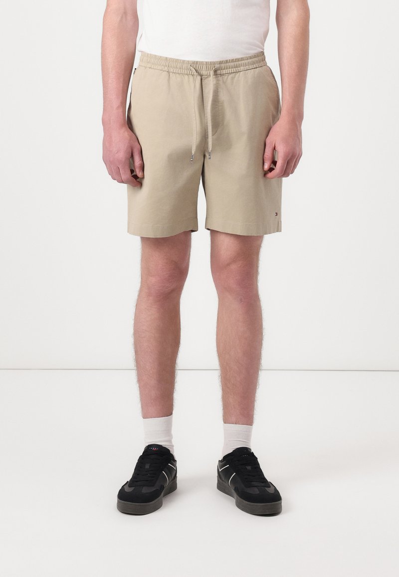 Tommy Hilfiger - MERCER PAPERTOUCH  - Shorts - sandalwood, Ingrandire