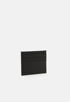 Portafoglio nero realizzato in materiale texturizzato, dotato di quattro scomparti per carte, design minimalista e senza hardware o dettagli visibili.