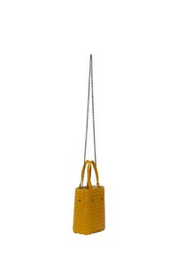 Geantă de mână din piele țesută galbenă, cu o formă structurată, două mânere superioare și o curea metalică ajustabilă. Detalii notabile de cusătură.