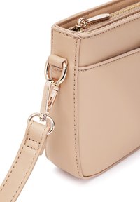 Beige kožená kabelka obdélníkového tvaru, se zlatými kovovými doplňky, zipovým uzávěrem a odnímatelným popruhem se švy.