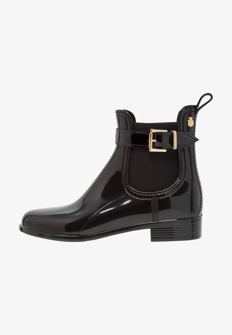 Svarta blanka anklar stövlar med elastiska sidopaneler, spänne accent och en texturerad gummisula. Har en ögla för enkelt påtagning.