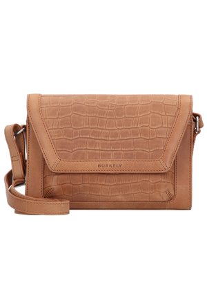 Sac bandoulière en cuir marron avec texture crocodile, fermeture à rabat et sangle réglable, signé "Burkely" sur le panneau avant.