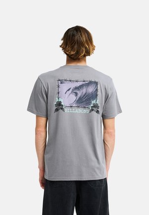 Billabong, BILLABONG MÄNNER APPAREL|TOPS EBYZT00610 - T-shirt con stampa - pew