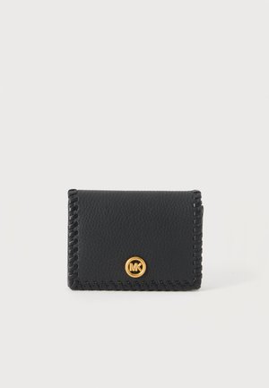 Portefeuille en cuir noir texturé avec des bords surpiqués et un emblème doré du logo MK centré à l'avant.