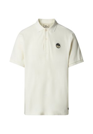 Cremefarbenes Poloshirt mit kurzen Ärmeln, einem Kragen, zwei Knöpfen und einem kleinen runden Logo auf der linken Brustseite.
