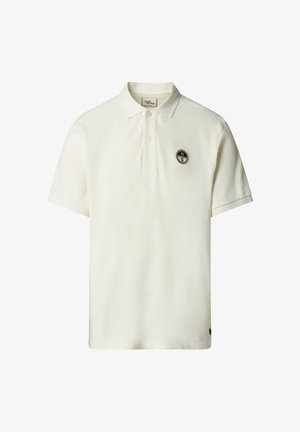 Cremefarbenes Poloshirt mit kurzen Ärmeln, einem Kragen, zwei Knöpfen und einem kleinen runden Logo auf der linken Brustseite.