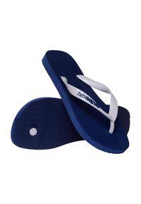 Infradito in gomma blu con suola testurizzata, fascette bianche a forma di V e logo del marchio. Il design presenta bordi arrotondati e un pattern testurizzato ben visibile.