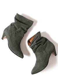 Graue Wildleder-Stiefeletten mit einem lässigen Design, spitzer Zehenpartie und einem mäßig verjüngten Absatz. Das Innere ist mit einem braunen Futter ausgestattet.