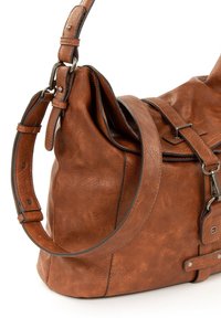 Sac bandoulière en cuir marron avec une forme incurvée, une surface texturée, une sangle ajustable et des accents en métal argenté.