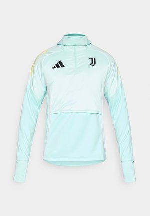 Jasnoniebieska sportowa bluza z długim rękawem, z wysokim kołnierzem, czarnymi akcentami z logo oraz różowym pipingiem wzdłuż szwów. Wykonana z gładkiego, elastycznego materiału.