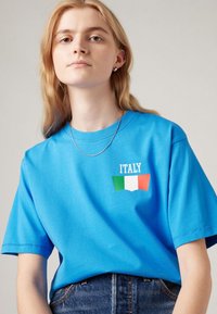 Levi's® FOOTBALL FAN TEE UNISEX - Marškinėliai su spaudiniu - super sonic