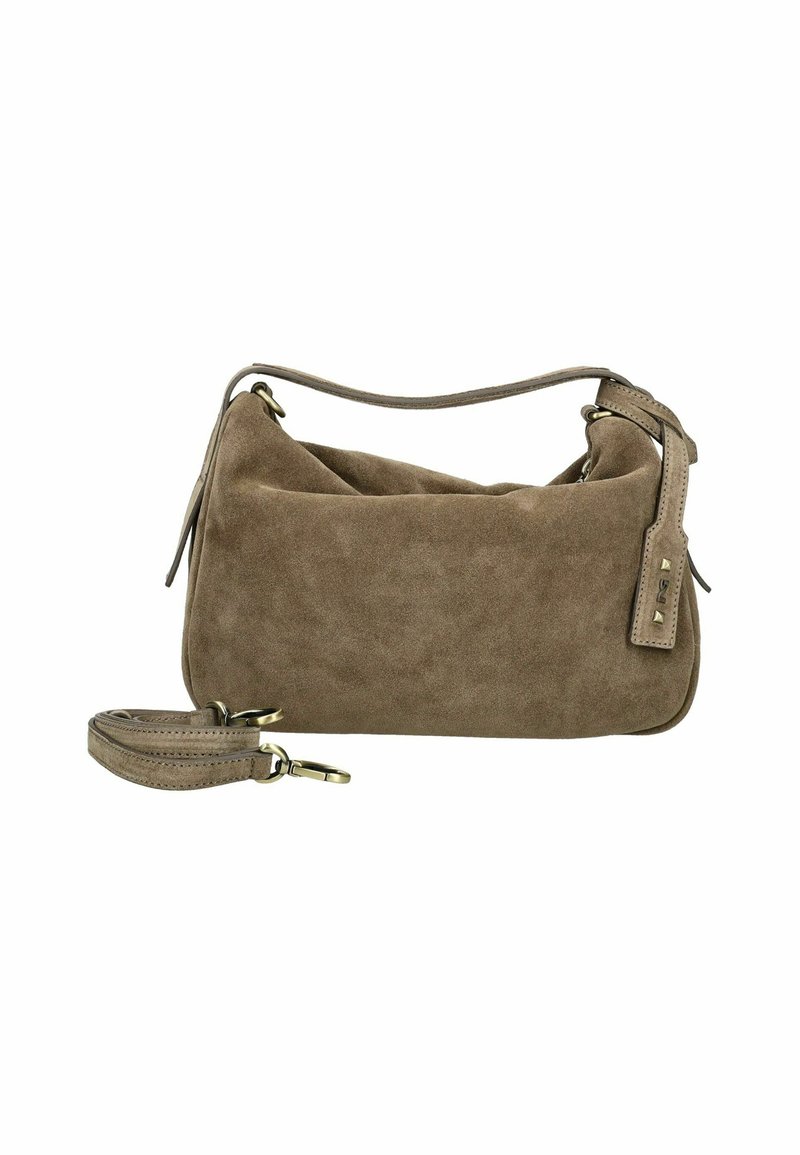 Sac à épaule en daim brun avec une bandoulière amovible et de petits clous en métal sur l'étiquette latérale, présenté sur fond blanc.