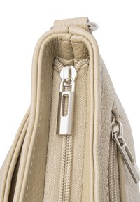 Borsa beige in pelle testurizzata, con doppie cerniere e fodera in tessuto. Presenta accessori in argento e dettagli di cucitura a contrasto.