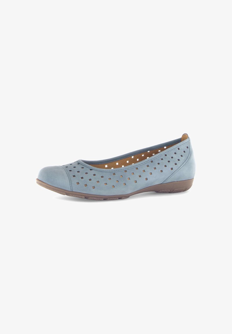 Chaussure plate pour femme bleu clair avec perforations carrées, bout arrondi et semelle marron, vue de côté droit.