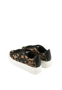 Sneaker con stampa leopardata e dettagli in pelle nera, punta tonda, suola bianca piatta e lacci neri. Presenta un logo audace sul lato.