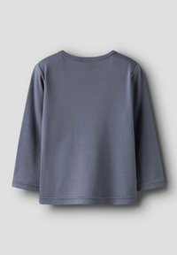 Graues Langarm-T-Shirt mit Rundhalsausschnitt, aus weichem Stoff hergestellt. Verfügt über ein schlichtes Design und eine normale Passform ohne Muster oder Akzente.