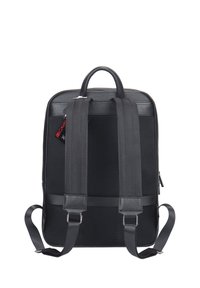 Zaino nero con pannello in mesh testurizzato, spallacci imbottiti e manico superiore. Dotato di tasca laterale con cerniera e etichetta del marchio rossa.